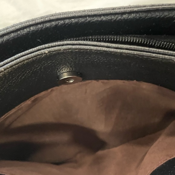 Elegant Black Cross Body Bag - Picture 16 of 16